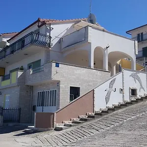 apartment-karmen-trogir.splithotels.org/